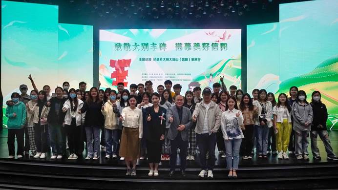 一群人站在台上中度可信度描述已自动生成 一群人站在台上中度可信度描述已自动生成