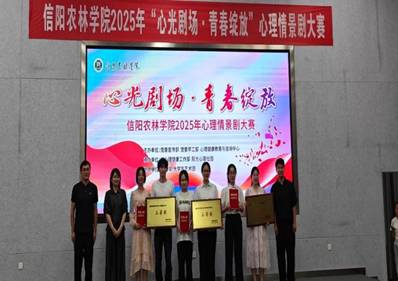 一群人站在一起 AI 生成的内容可能不正确。